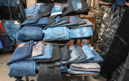 Muške hlače na prodaju na pijaci. Jeans pantalone.