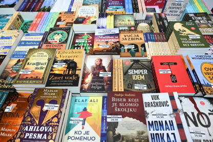 Sarajevski sajam knjiga. Izbor knjiga izloženih na štandu. Kolekcija knjiga na policama u radnji.