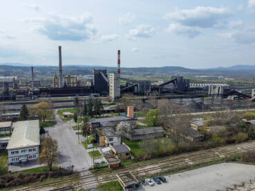 Industrijski kompleks. Fabrika na periferiji grada. Koksara, Lukavac, BiH, snimak dronom. Industrija.