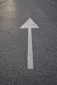 Strelica na asfaltu koja pokazuje smijer kretanja.Saobraćajna signalizacija.