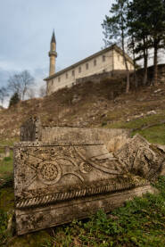 Kameni sarkofag ispod zidina Starog grada Cazin, Bosna i Hercegovina.