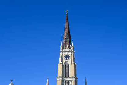 Zvonik sa satom pored crkve. Novi Sad, Srbija.