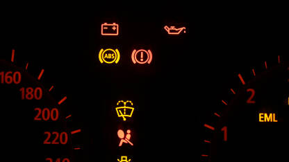 Svjetla na instrument tabli u autu. Narandžasta i žuta upozoravajuća svjetla u vozilu. Problemi sa motorom.
