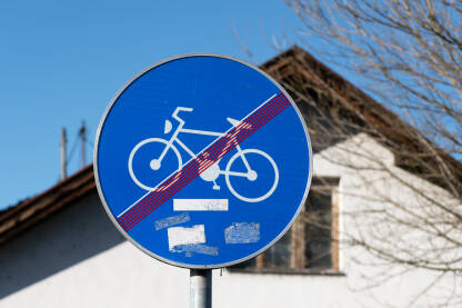 Znak za završetak biciklističke staze sa izlijepljenim naljepnicama