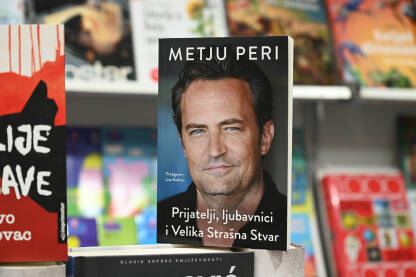 Glumac Matthew Perry na naslovnici knjige. Knjige izložene na sajmu.