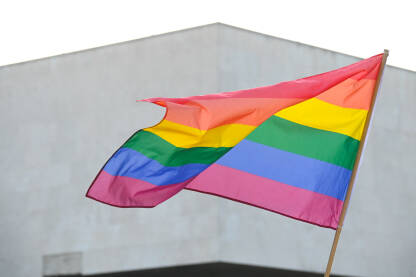 LGBT zastava. LGBTIQ zastava se vijori. Povorka ponosa u čast LGBTI prava. Simbol lezbijki, gejeva, biseksualaca i transrodnih osoba.