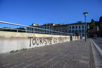 Firenca, Italija: Grafit u gradu: Turisti idite kućama. Tourists go home.