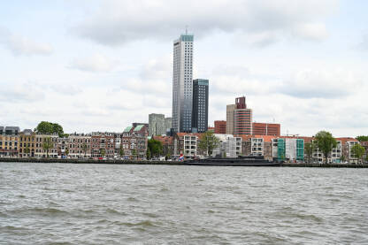 Roterdam, Holandija: Panoramski pogled na nebodere u gradu. Zgrade u Roterdamu. Nieuwe Maas.