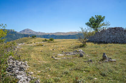 Nekropola nišana pored zidina srušene stare džamije. Pravoslavno groblje na brijegu. Vrh planine Visočice,