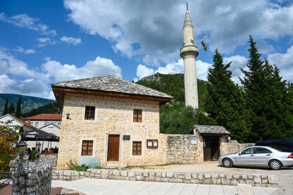 Stara kamena džamija i minaret. Stolac,  Bosna i Hercegovina.  Sultan Selimova džamija u centru grada.