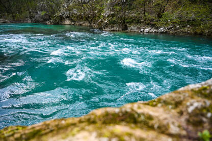 Rijeka Una. Prekrasna zelena rijeka teče u prirodi.