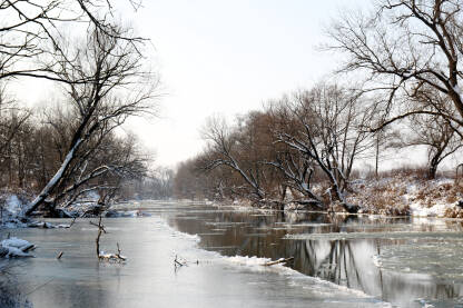 Zima na zaleđenoj rijeci Ukrini.