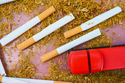 Osušeni duhan i cigarete u kutiji. Mašinica za punjenje cigareta. Prestani pušiti.