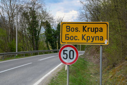Tabla sa natpisom Bosanska Krupa, Federacija Bosne i Hercegovine. Saobraćajni znak na ulazu u grad.
