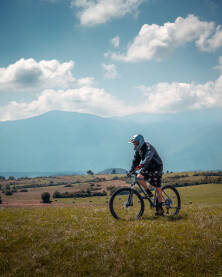 Brdsko planinski biciklizam u Bihaću sa Plješevicom u pozadini.