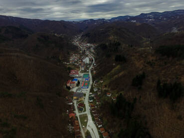 Panorame Srebrenice dronom iz različitog vremenskog perioda.