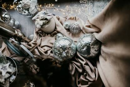 Božićni i adventski aranžmani, ukrasi i svijeće