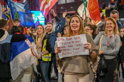 Žena pozdravlja studente koji u Beograd dolaze iz drugih gradova Studenti i građani traže pravdu za poginule tokom pada nadstrešnice u Novom Sadu. Veče pred studentski protest, 14. mart 2025. godine.
