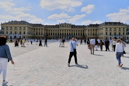 Turisti šetaju prema Schönbrunn Palace u Beču, u Austriji.
