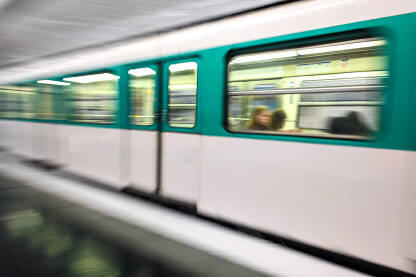 Voz se brzo kreće u stanici metroa. Zamagljena podzemna željeznica. Prijevoz.