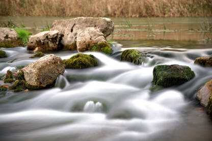 Tajmlaps fotografija slapova na rijeci