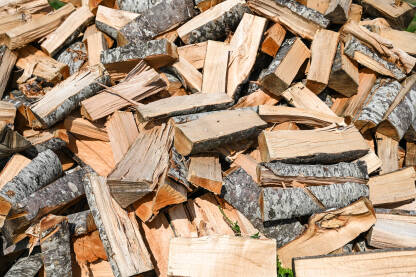 Iscijepana drva za ogrjev. Drva za grijanje. Zalihe za zimu.