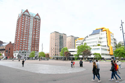 Rotterdam, Nizozemska: Građani i turisti šetaju središtem grada. Ljudi šetaju trgom.