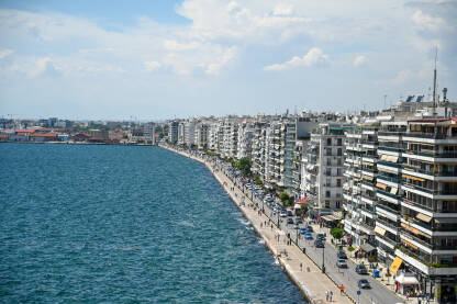 Solun, Grčka: Panoramski pogled na grad. Zgrade u centru grada. Ljudi šetaju uz more. Thessaloniki.