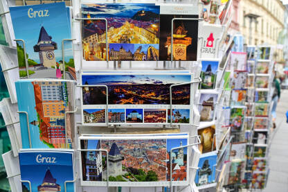 Graz, Austrija: Razglednice na prodaju na ulici. Suveniri iz Graza.