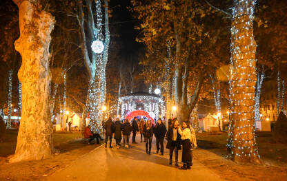 Zagreb, Hrvatska. Advent u Zagrebu. Praznične gužve u čarobnom adventskom slavlju u okićenom gradu. Ljudi šetaju kroz blistave praznične ulice i trgove tokom praznika. Praznični ukrasi.
