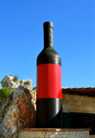 Velika flaša vina ispred vinarije.