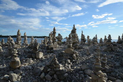 Umjetnost ravnoteže kamena na morskoj plaži u Rovinju. Skulpture od kamena slagane sa strpljenjem i smirenošću.