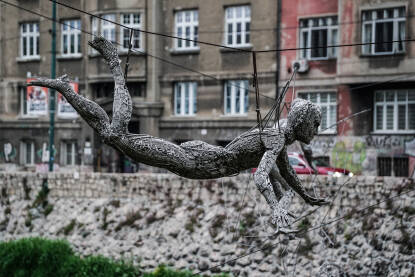 Skulptura iznad Miljacke u Sarajevu