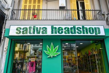 Sativa headshop. Trgovina sa medicinskim kanabisom. Simbol marihuane. Cannabis sativa prodavnica u gradu.