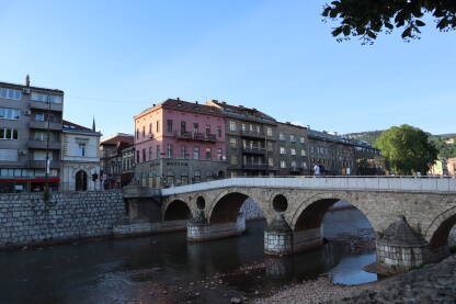Most preko rijeke Miljacke u Sarajevu. Latinska ćuprija, jedan od nacionalnih spomenika BiH. 
Jedan je od najstarijih mostova u Sarajevu.