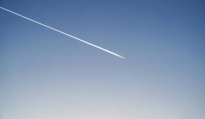 Avion na plavom nebu. Putovanje.