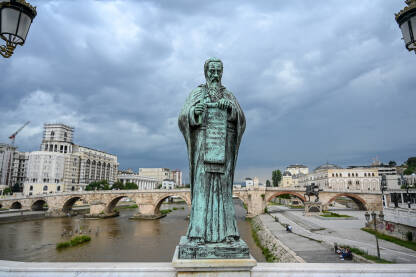 Skoplje, Sjeverna Makedonija: Statue na mostu u centru grada. Bronzane skulpture.