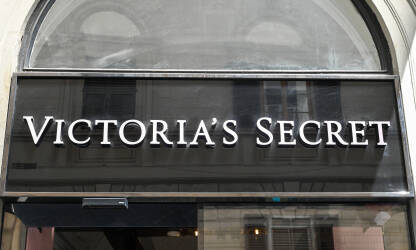 Victoria's secret logo na trgovini. Victoria's Secret je američki trgovac kozmetikom, donjim rubljem i odjećom.