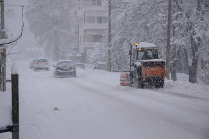Čišćenje snijega na ulicama opštine Pale tokom zime.