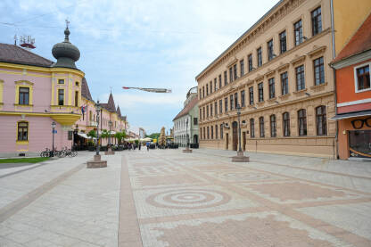 Centar Vinkovaca, Hrvatska Vinkovci, Hrvatska. Ulica i historijske zgrade u centru grada.