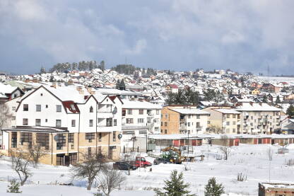 Pogled na periferiju opštine Sokolac, kuće i zgrade, tokom hladnih i dugih zimskih dana.