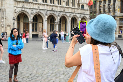 Turisti se fotografišu u centru grada. Brisel, Belgija