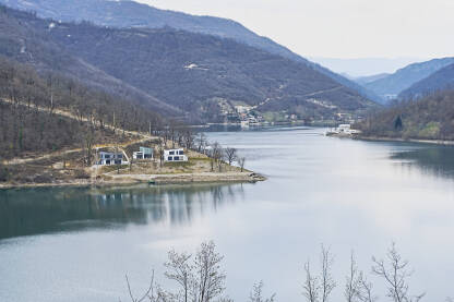 Jablaničko jezero je vještačko u Bosni i Hercegovini.