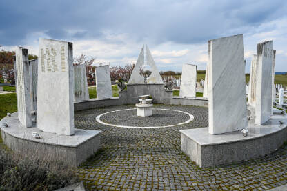Memorijal braniocima grada Bihaća, napravljen na gradskom groblju Humci 2005. godine. Na pločama su ispisana imena šehida i poginulih boraca.