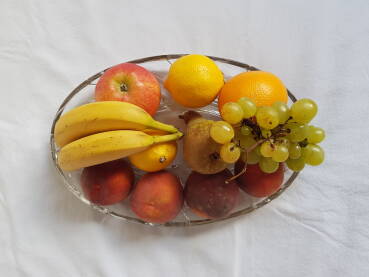 Staklena zdjela sa voćem (banane, breskve, kruška, limun, narandža, jabuka, bijelo grožđe)