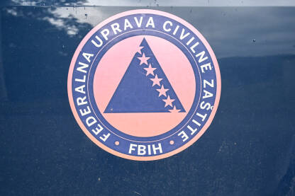 Civilna zaštita FBiH. Simbol Civilne zaštite na automobilu.