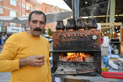 Ankara, Turska: Ugostitelj sa šoljicom čaja stoji pored aparata za pravljenje čaja. Čaj ima veliki kulturni značaj u kulturi Turaka.