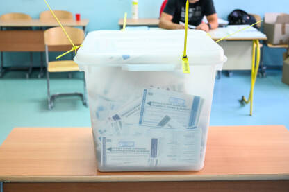 Glasačka kutija. Dan izbora. Građani glasaju. Ljudi izlaze na izbore. Predsjednički i parlamentarni izbori.