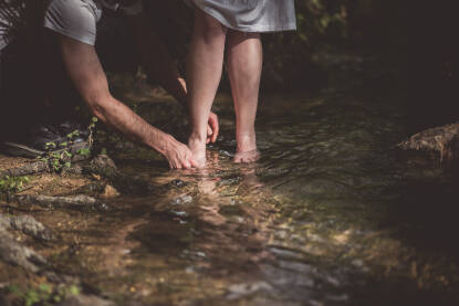 Žena i muškarac  i pranje nogu u rijeci