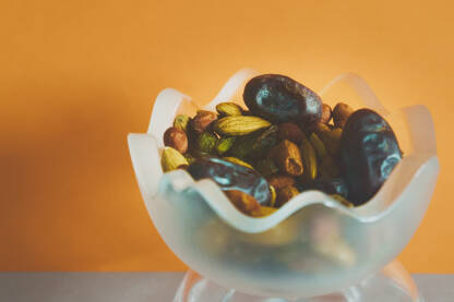 Mješavina orašastih plodova: badem i kikiriki, plod hurme,sjemenke suhog grožđa, brusnica, ukusan je i zdrav međuobrok za svaku priliku